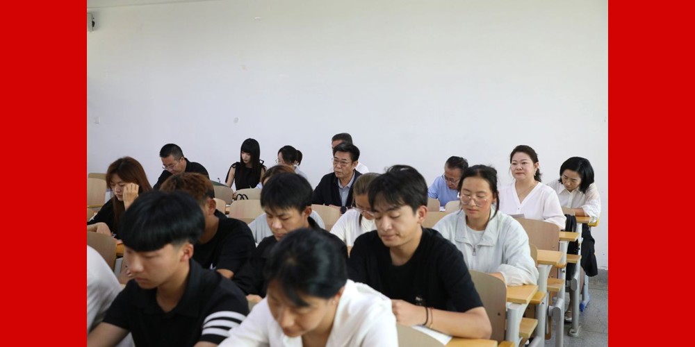 学院领导深入课堂听“开学第一课”