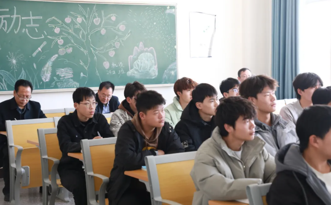 学院领导深入课堂共上“开学第一课”